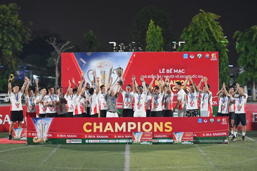 Chu tich tap the TKFC nang cao chiec cup vo dich