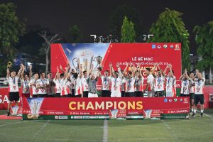 Chu tich tap the TKFC nang cao chiec cup vo dich